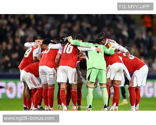 西甲激战阿森纳与多特蒙德握手言和神扑瞬间成焦点引发全场热议 西甲激战阿森纳与多特蒙德握手言和神扑瞬间成焦点引发全场热议