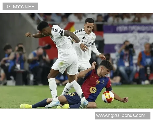 欧联杯激战皇马与里昂战成平局乌龙球引发全场狂欢与转会传闻 欧联杯激战皇马与里昂战成平局乌龙球引发全场狂欢与转会传闻