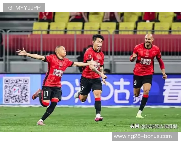 中超激战里昂大胜曼联红牌争议引发全场热议十大精彩进球回顾